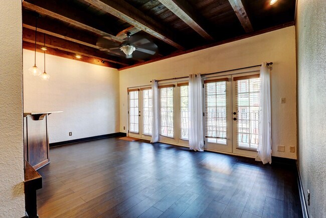 Foto del edificio - West Plaza Resort-Style  Living