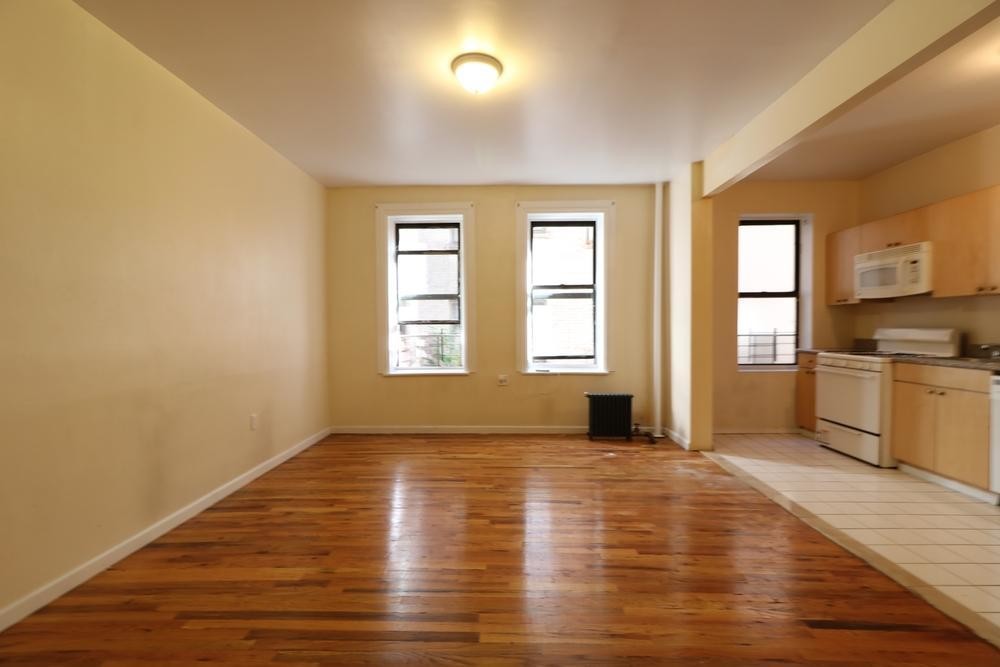 Primary Photo - 90 Ellwood St