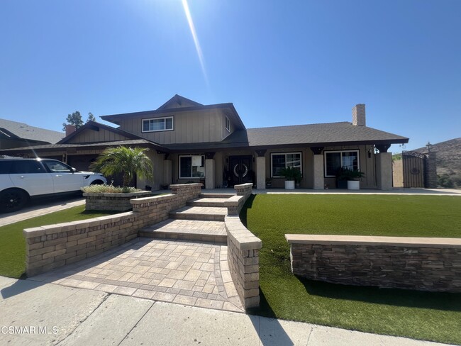 Building Photo - 334 W Avenida De Las Flores