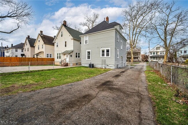 Building Photo - 5614 Drake Ave