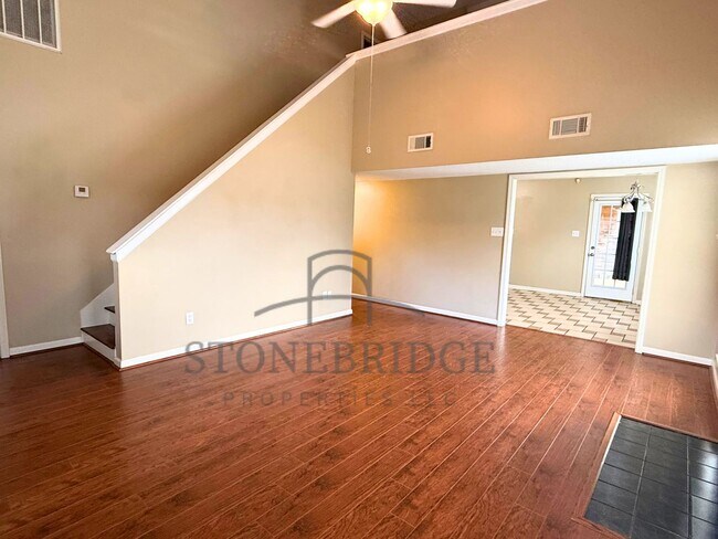Building Photo - Spacious 3 bed, 2 bath with loft