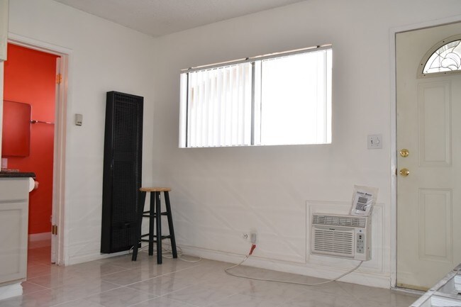 Building Photo - 509 W San Marino Ave