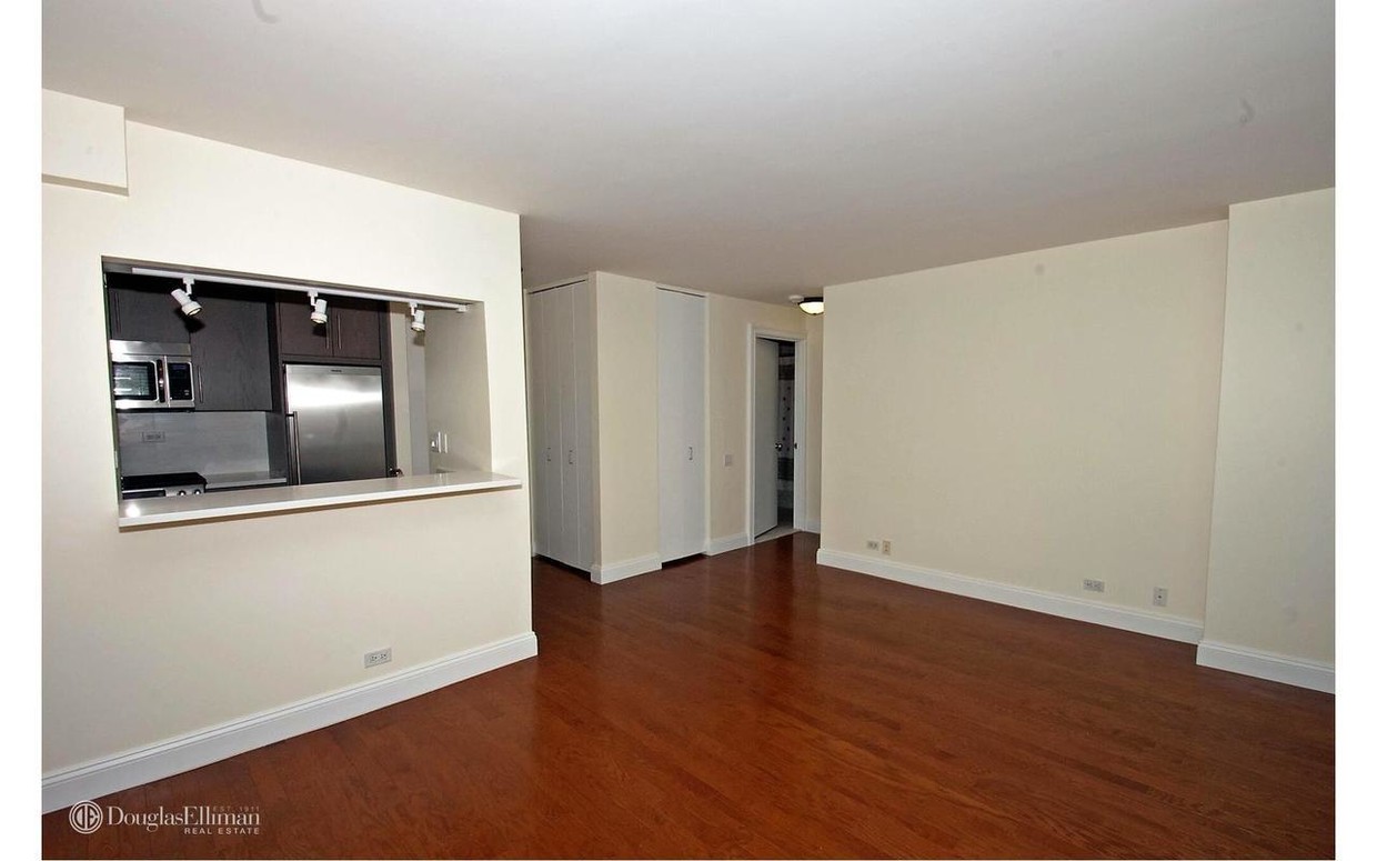 Primary Photo - 275 Greenwich St