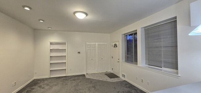 Building Photo - 5106 Green Lake Way N