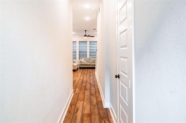 Building Photo - 10922 Brambling Wood Dr