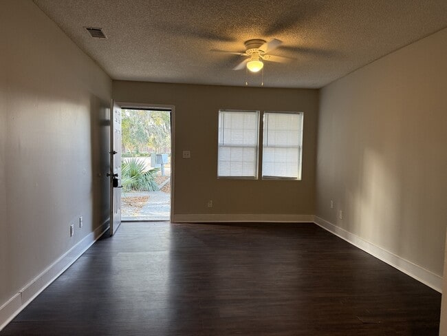 Building Photo - 207 W Memorial Dr