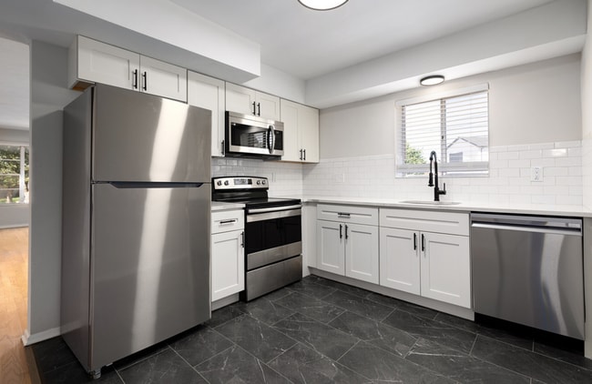 Building Photo - Lindenwood Heights Apartments