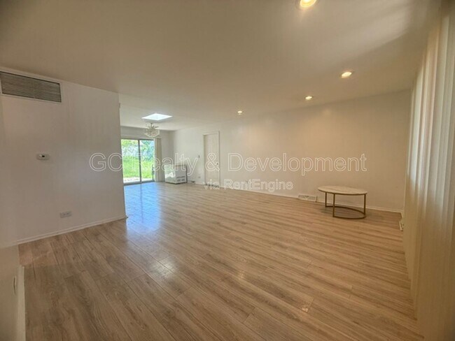 Foto del edificio - 14949 Highland Ave