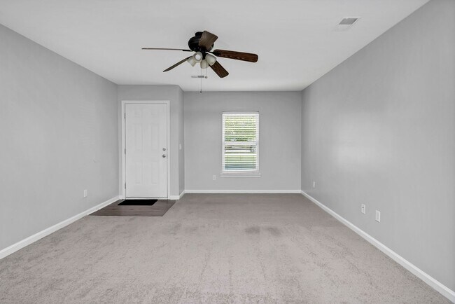 Foto del edificio - Freshly Updated 3 bedroom Home with New Roof & Spacious Backyard!