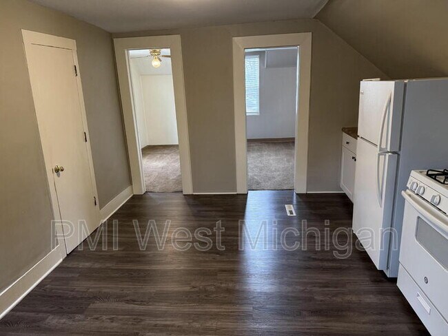 Building Photo - 927 10th St NW