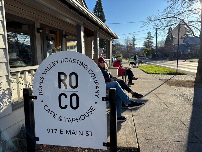 ¡Justo al final del bloque! - 1043 E Main St