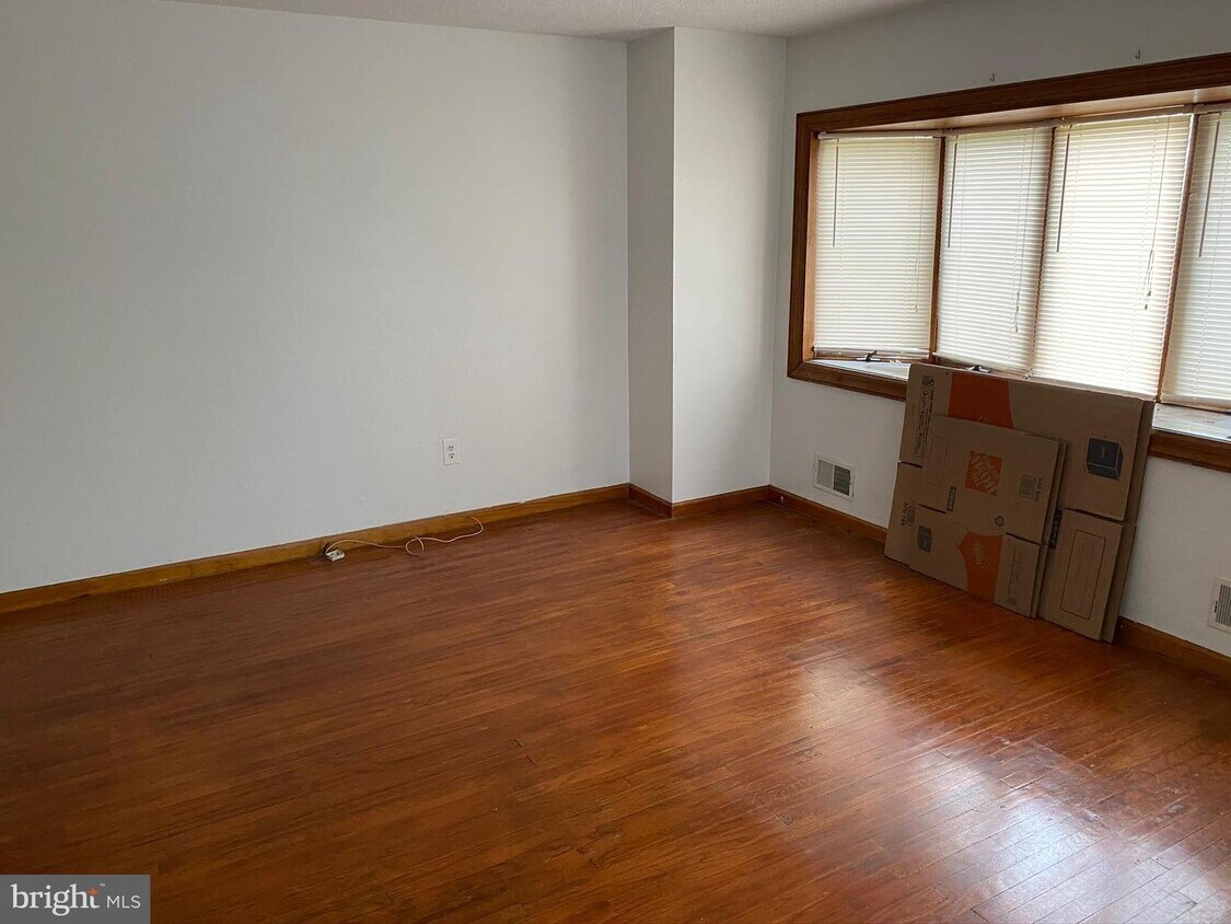 Primary Photo - 4 Wickford Ave