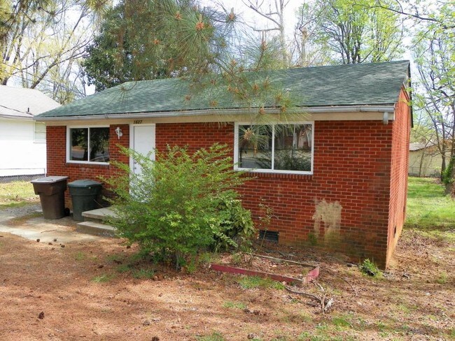Building Photo - 1627 Willow Rd