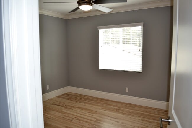 Foto del edificio - Gorgeous 2/2 with Assigned Parking! In Uni...