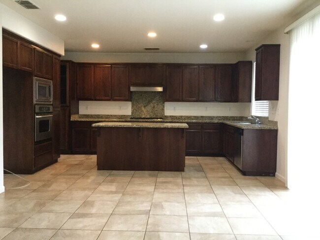 Building Photo - Lovely Home 5 bedrooms, 3.5 baths within W...