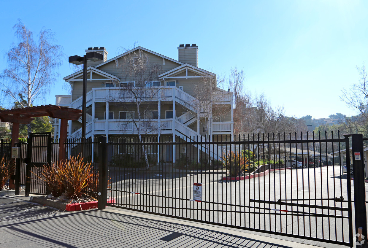 Building Photo - Creekside Apartments