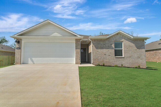 Building Photo - Spacious 3 Bed, 2 Bath Home with Open Layo...