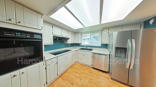 Foto del edificio - 562 NE Silver Pine Dr