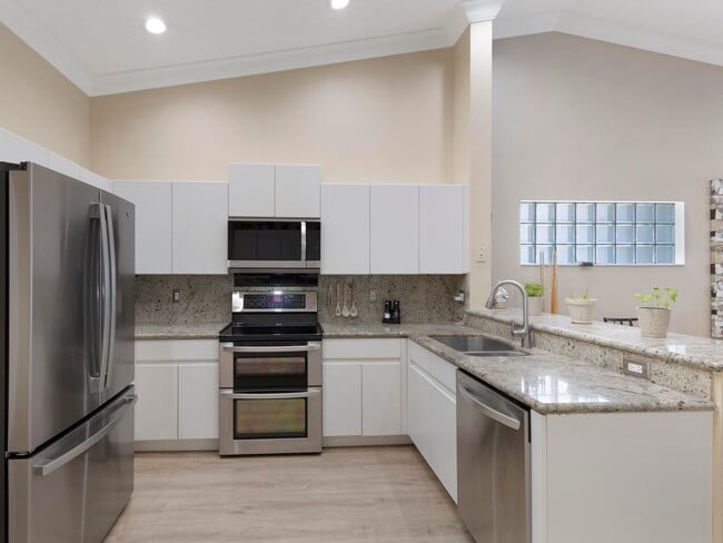 Foto del edificio - 9734 Harbour Lake Cir