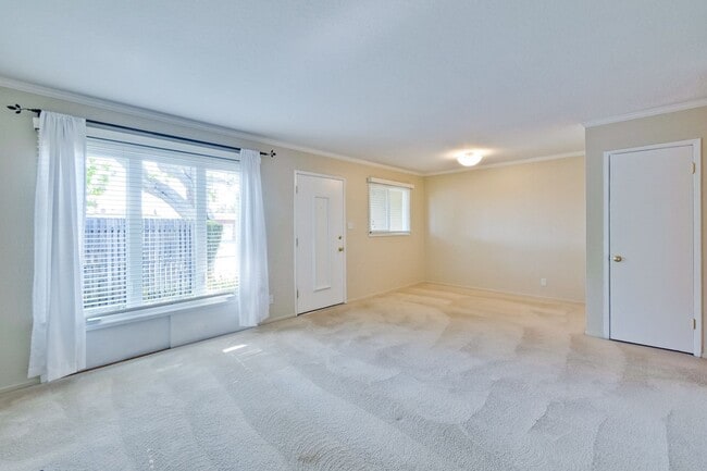 Building Photo - Excellent 4 bed 2.5 Bath Single Family Home!