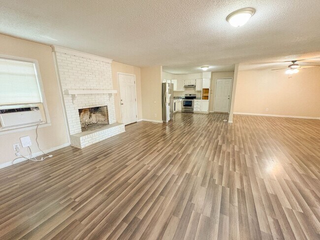 Building Photo - Coming Soon! 3 Bedroom 2 Bathroom- Pets Allowed!