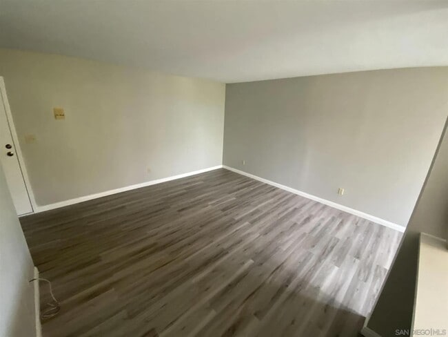 Building Photo - 6930 Hyde Park Dr