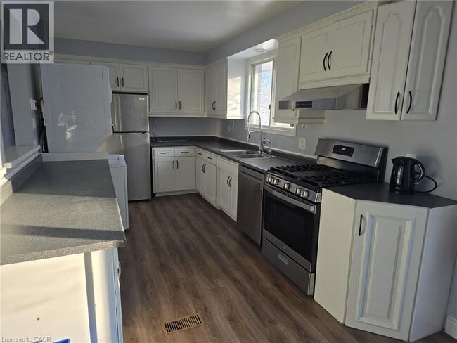 Building Photo - 593 Mt Anne Dr