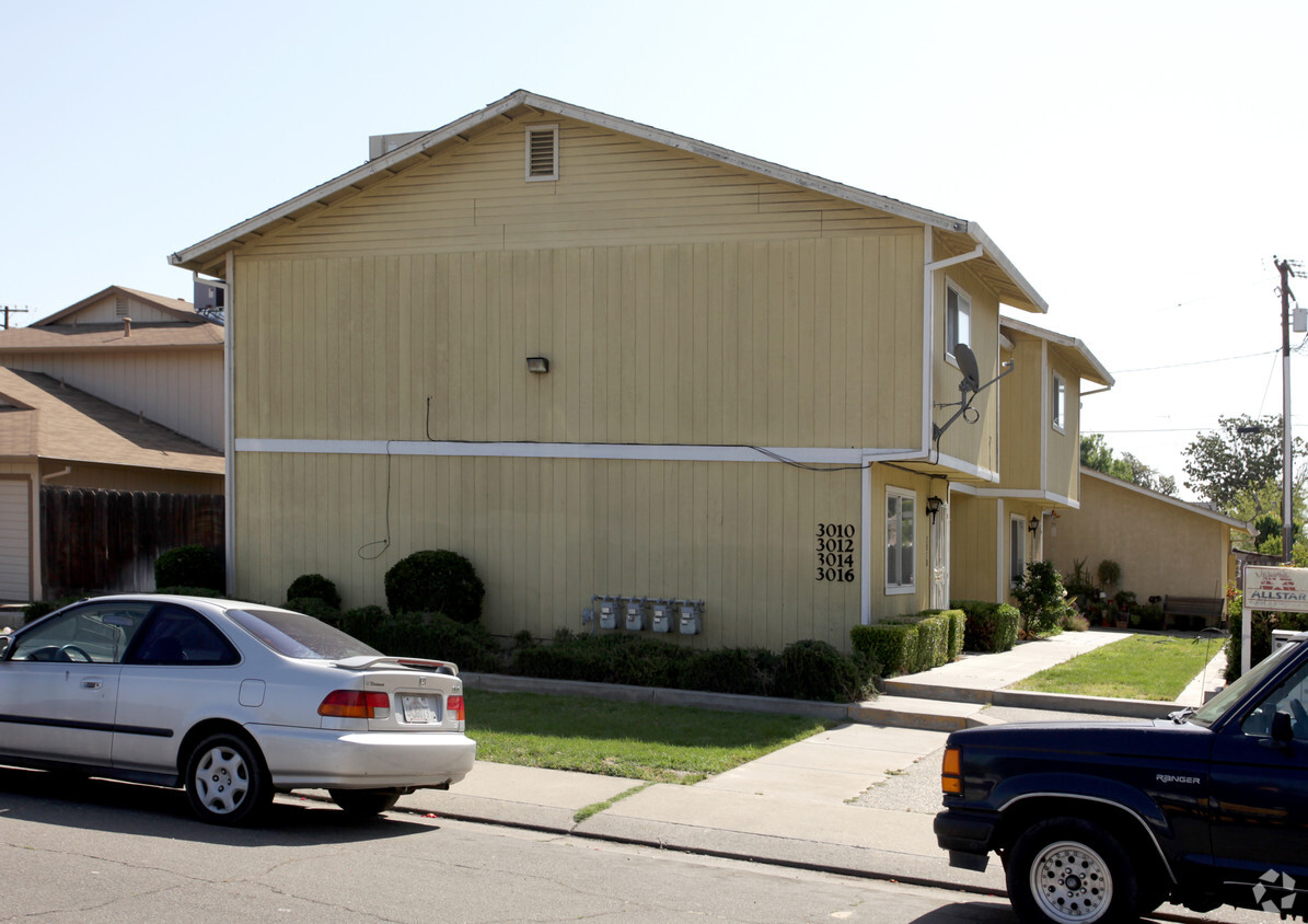 Building Photo - Pinto Townhomes