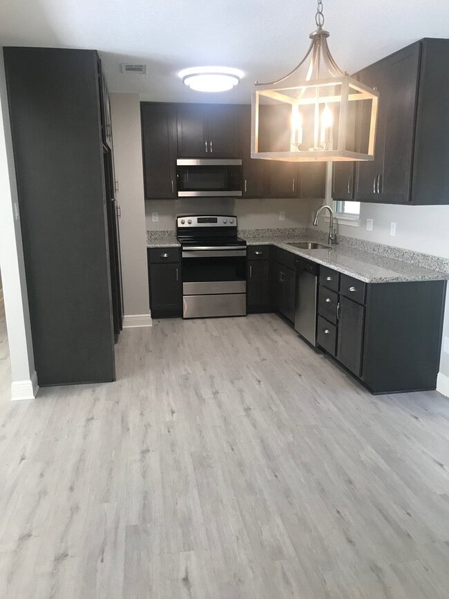 Building Photo - Gorgeous Completely Renovated Home Near Do...