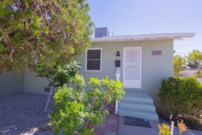 Frente - 1200 Chadbourne St