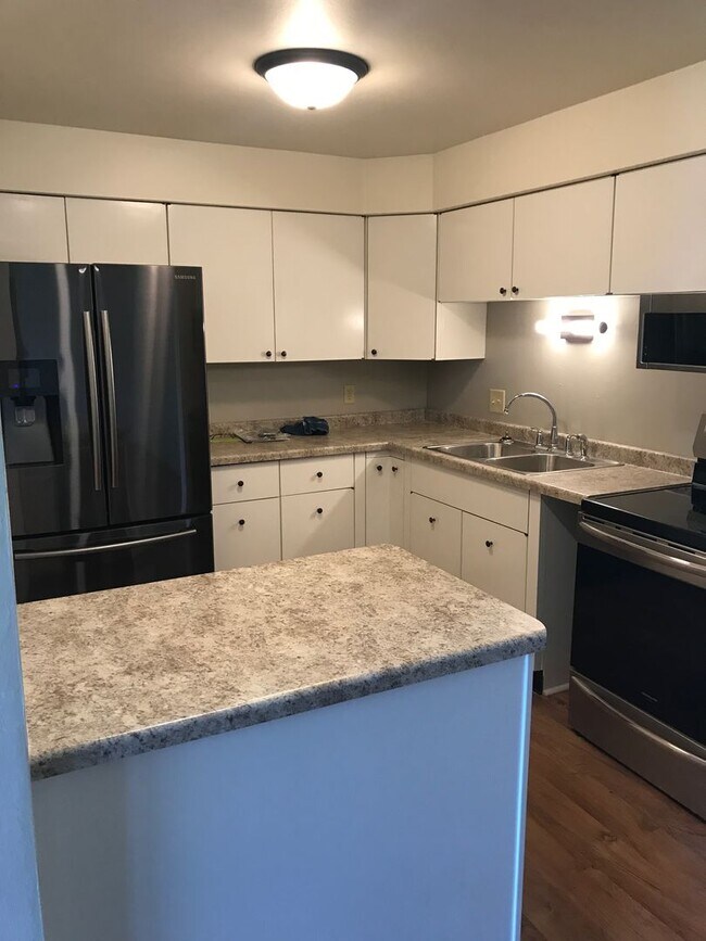 Building Photo - 2 Bedroom Lower with Heat & Water Included in Neenah