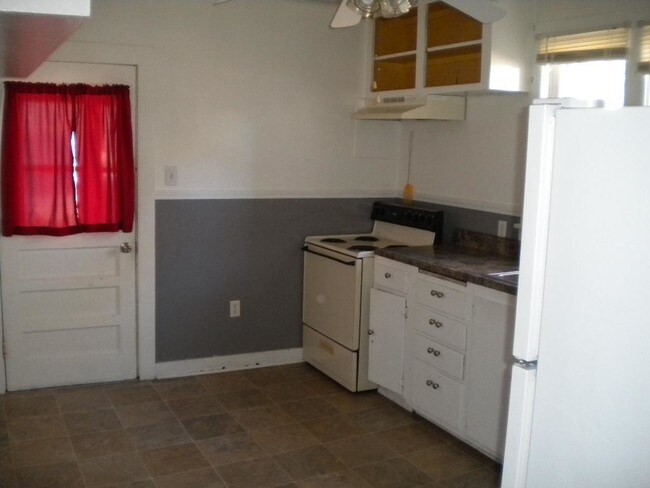 Foto del edificio - 301 W 6th St
