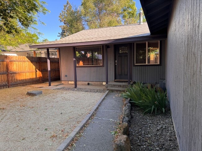 Building Photo - Fully Remodeled 3BR/1BA in the Heart of Bend