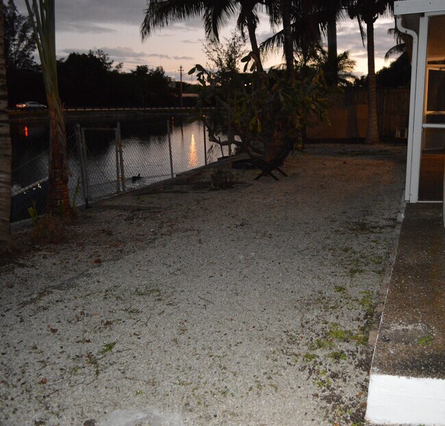Jardín trasero junto al lago al atardecer - 4850 Southwest 41st Avenue