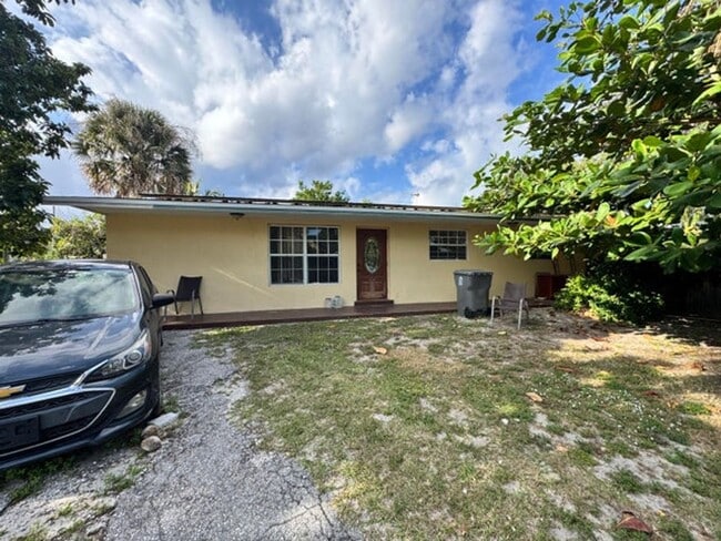 Building Photo - 867 Caroline Cir