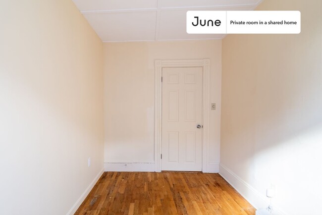 Building Photo - Private bedroom in 4 bed/1 bath Home
