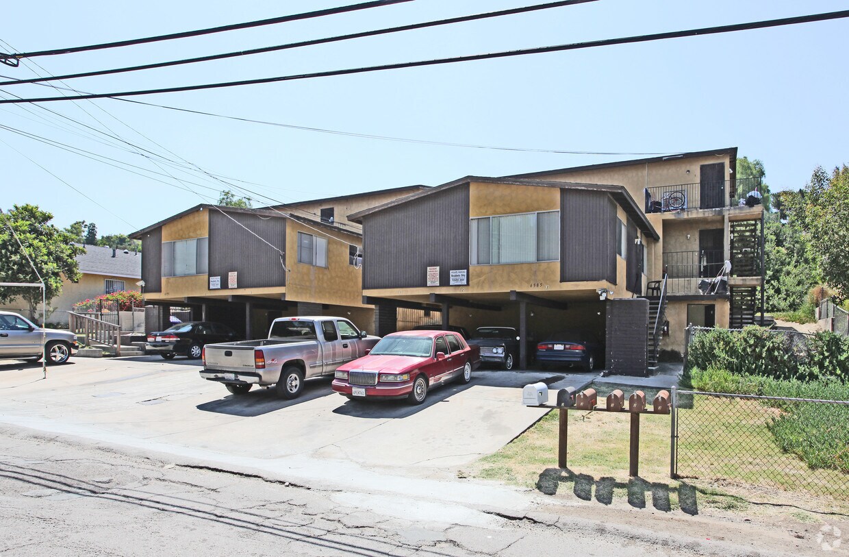 Foto del edificio - 6585-6595 Radio Dr