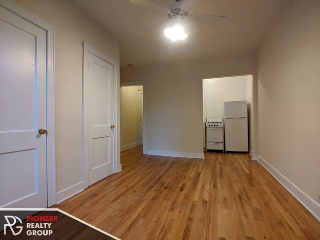 Building Photo - 546 W Wellington Ave