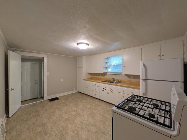 Building Photo - 3 Bedroom Home with detached garage and partially fenced yard, pet friendly!