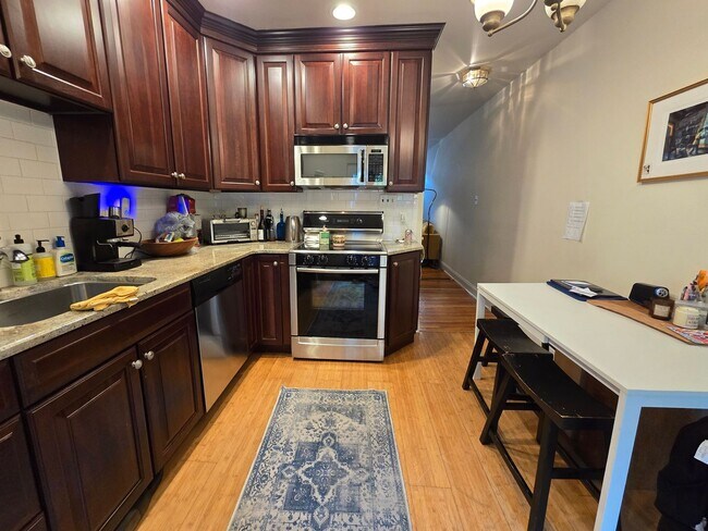 Foto del edificio - DELIGHTFUL 2 BEDROOM QUEEN VILLAGE TOWNHOUSE