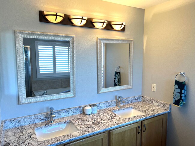 Building Photo - Highlands Ranch Home ready for move in Aug...