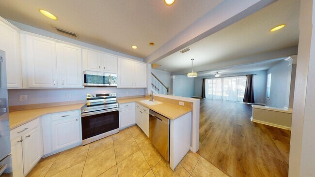 Foto del edificio - Beautiful 3 bedroom, 2.5 bathroom townhome