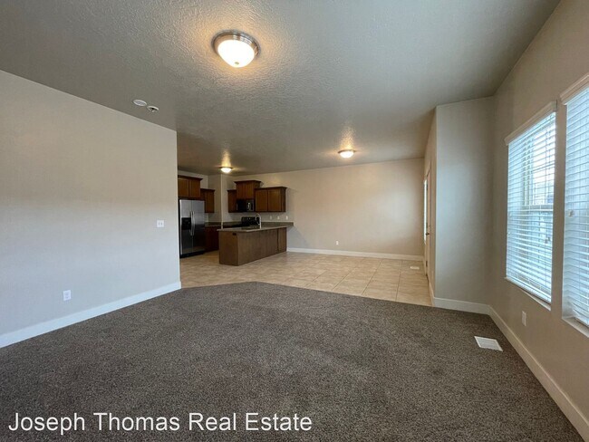 Building Photo - 4 br, 3.5 bath House - 132 E Carbonell Way