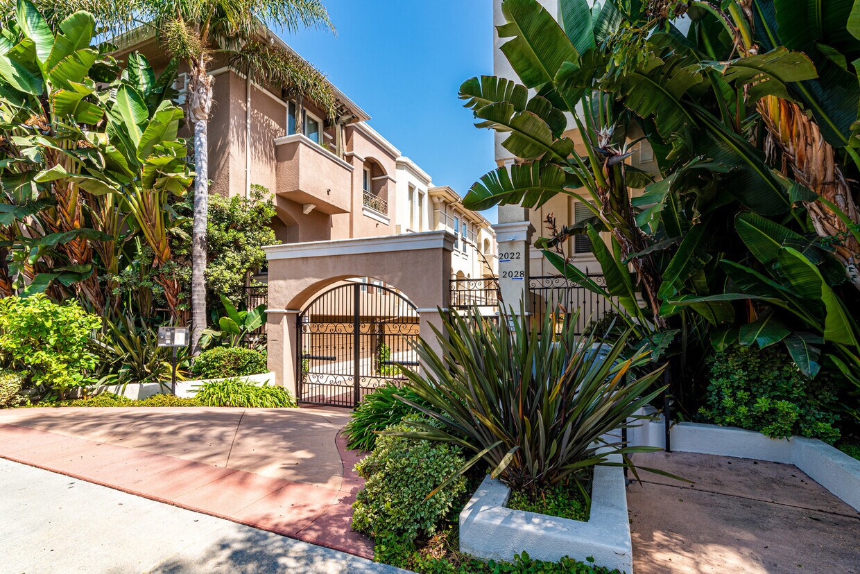 Foto principal - Private Updated 3-Bedroom 3-Bathroom Tri-L...