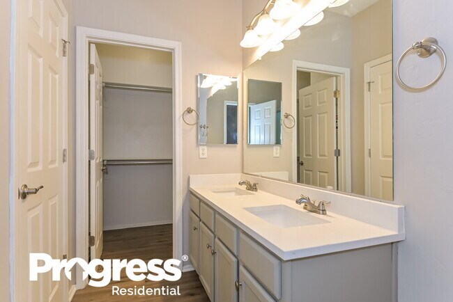 Building Photo - 405 East Placita Nodo
