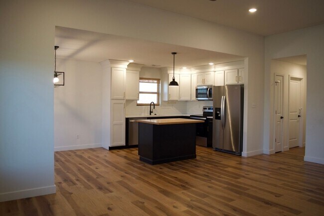 Building Photo - Modern 3 Bed 2 Bath House in Willow Falls!