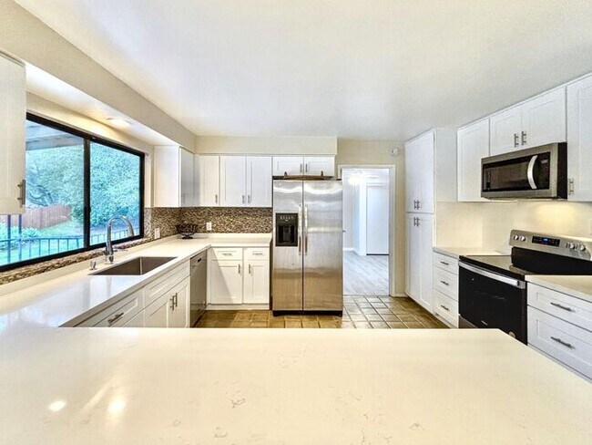 Foto del edificio - 3 Bed & 2.5 Bath House in Fallbrook, CA / ...