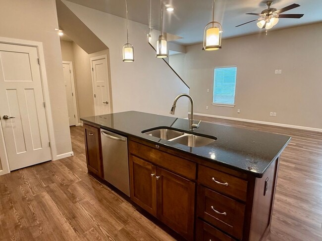 Foto del edificio - Large 3 Bed, 2 Bath in Beautifully Well-Maintained Neighborhood