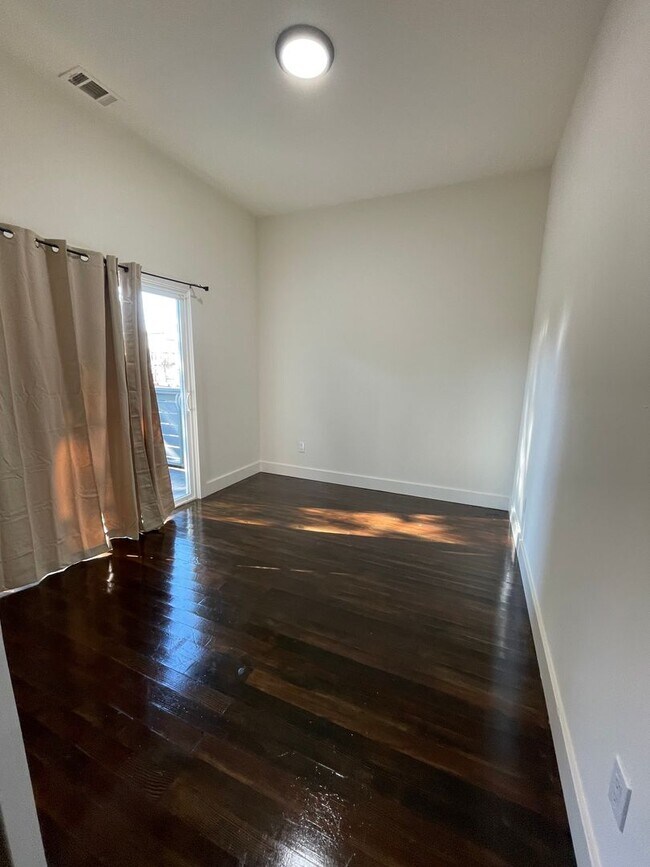 Building Photo - 1/2 Off First Month's Rent, 6Bdrm, 3Bath