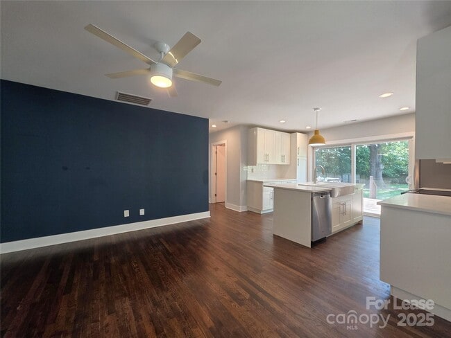 Building Photo - 3433 Draper Ave
